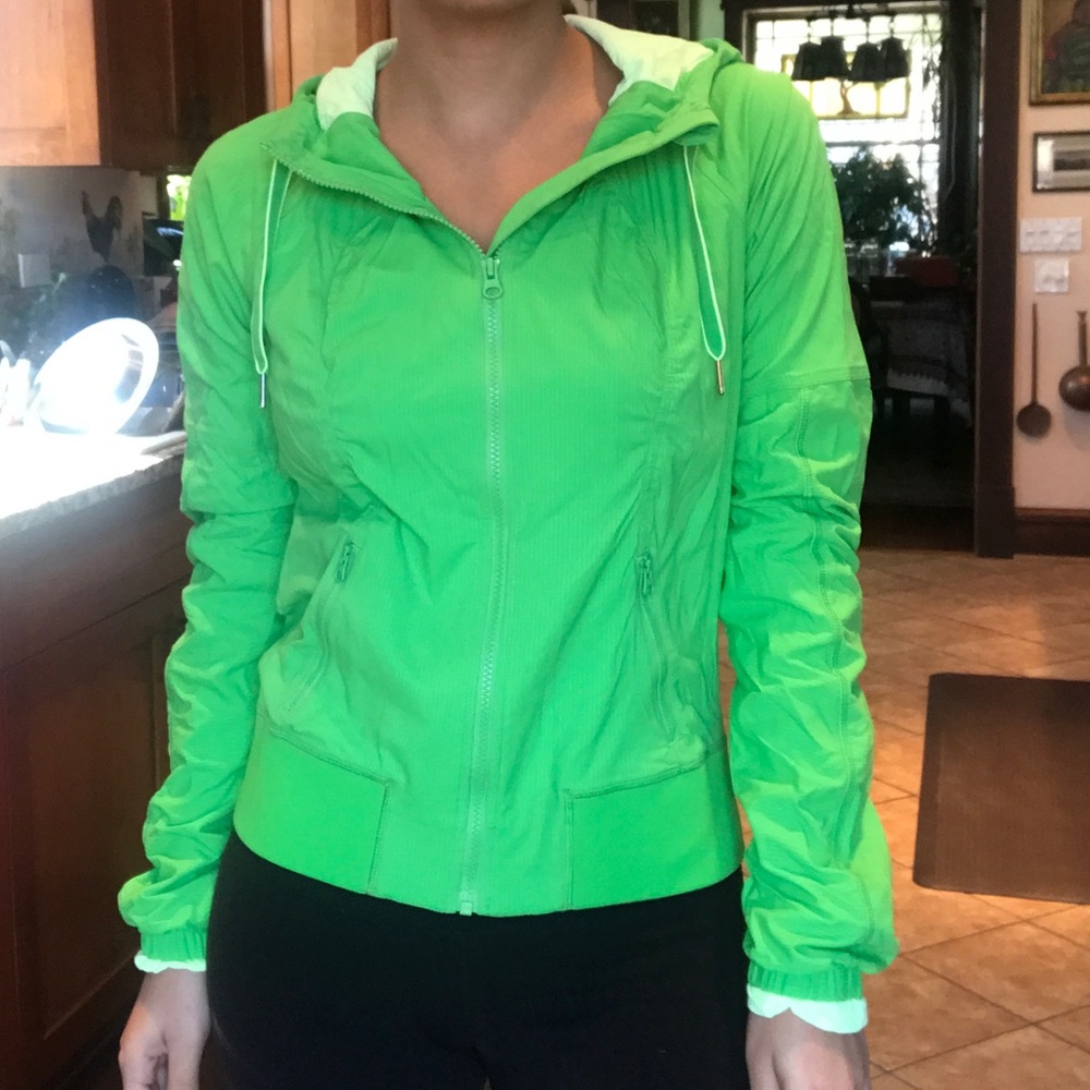 Sz 8 Green Lululemon zip up hoodie, good condition